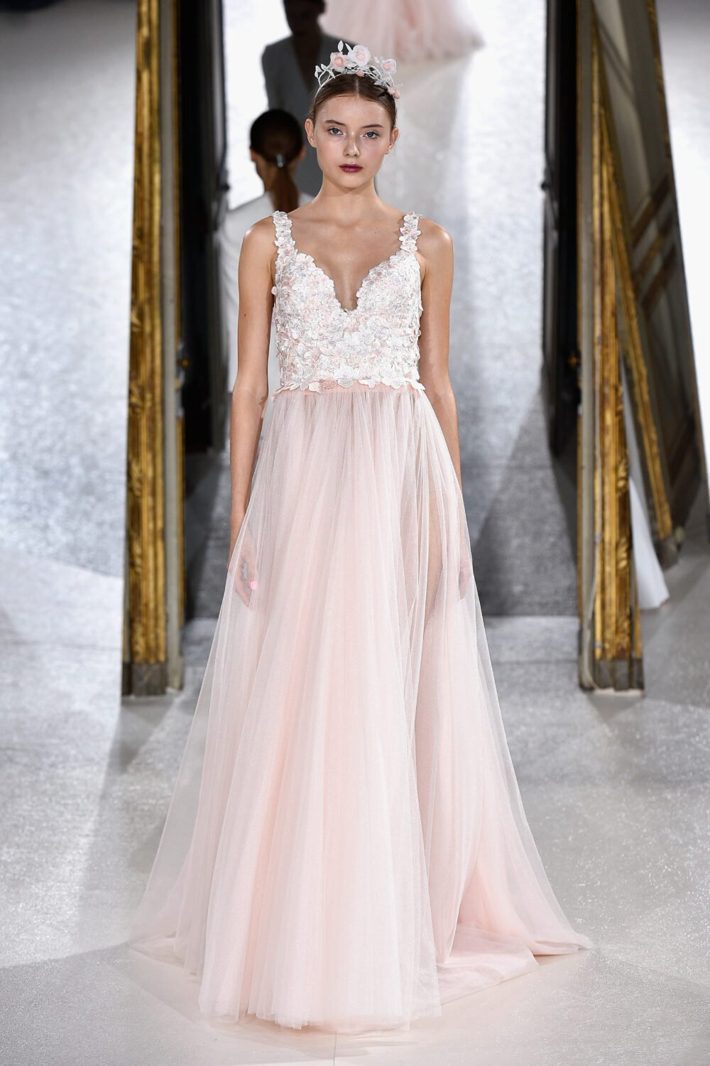 PARIS, FRANKREICH - 29. SEPTEMBER: Ein Model läuft über den Laufsteg während der Kaviar Gauche : Bridale Couture Collection 2018 - "La Vie En Rose" im Rahmen der Paris Fashion Week Womenswear Spring/Summer 2018 am 29. September 2017 in Paris, Frankreich. (Foto: Kristy Sparow/Getty Images For Kaviar Gauche)