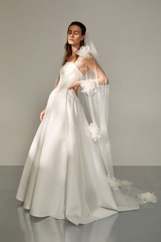 Brautschleier mit handgefertigten Organzablüten